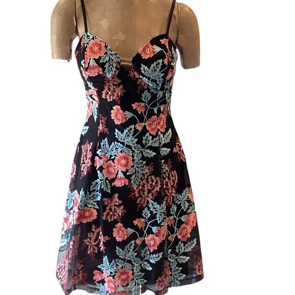 Guess Womens Sz 6 Embroidered Fit and Flare Mesh Dress 310F - Picture 3 of 11